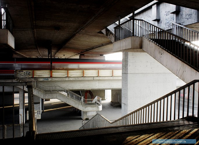 photo bruecke treppe serien 