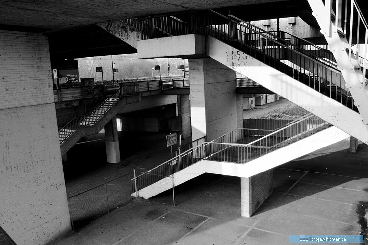 photo bruecke monochrom treppe serien 