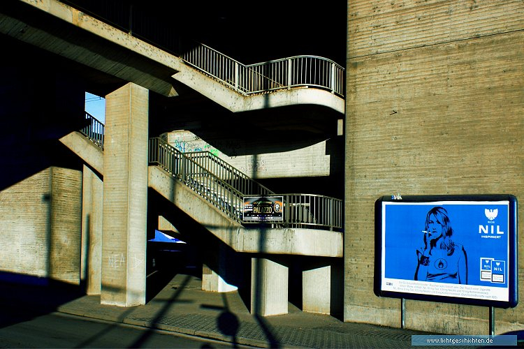 photo blau bruecke treppe werbung serien 