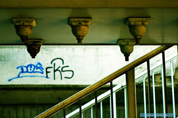 photo bruecke serien detail geländer graffiti 