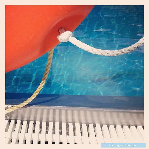 photo themen instagram the_bucki blau orange schwimmbad wasser becken seil rettungsring smartphone 