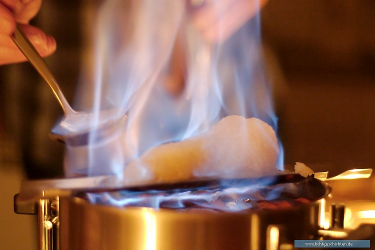 photo feuerzangenbowle prozentiges genuss flammen 